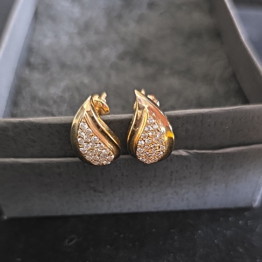 Elegant Gold and Moissanite Women's Earrings